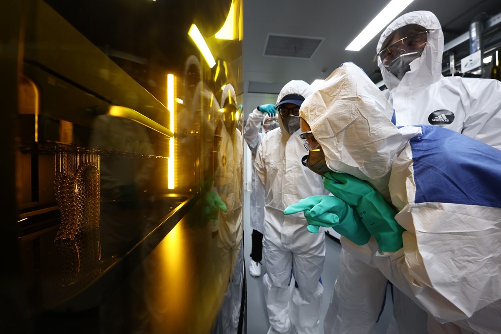 与阿迪达斯一同前往4D打印工厂,见证4D技术的无限可能性